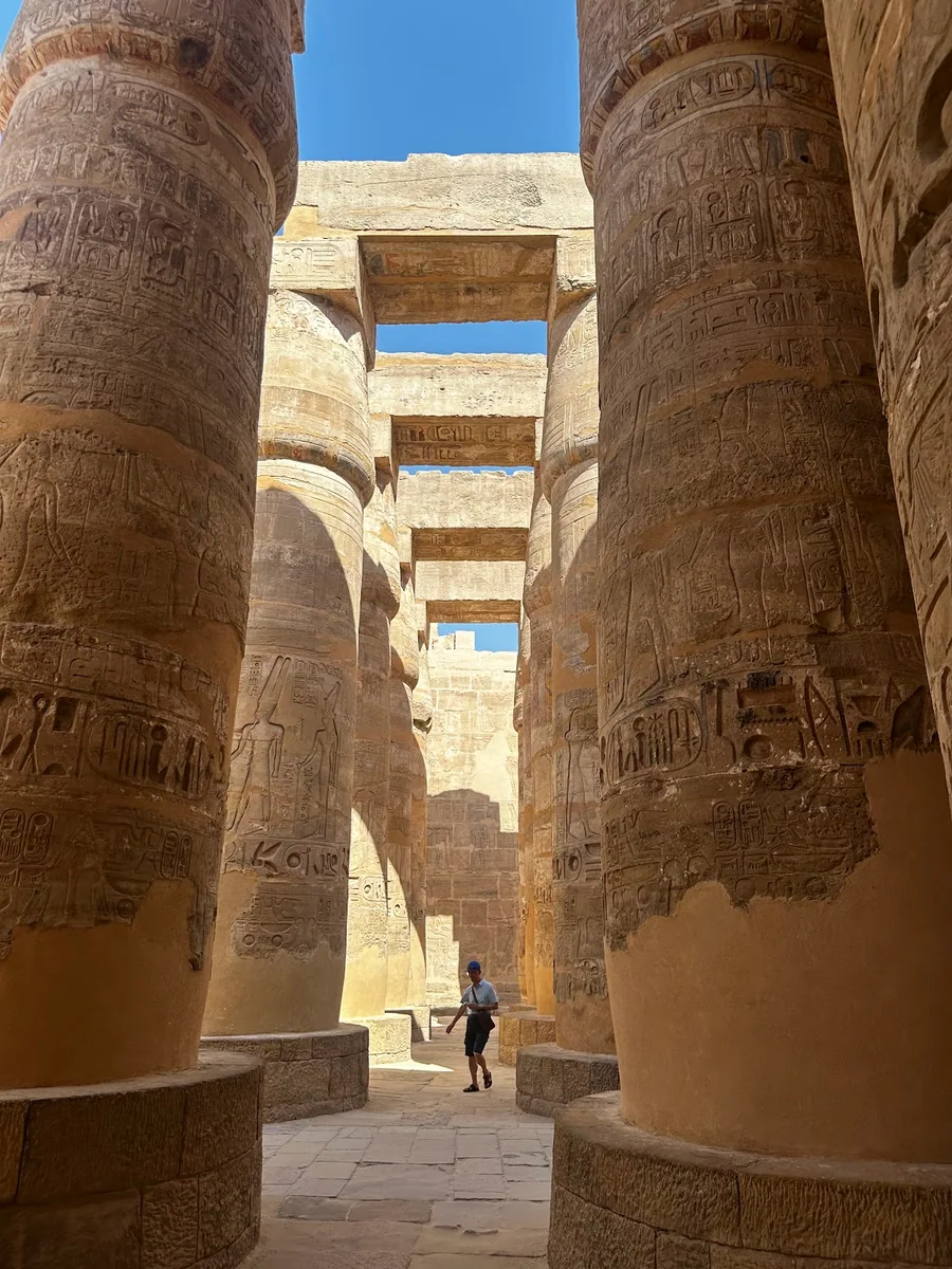 Colonnes décorées dans un temple de Louxor